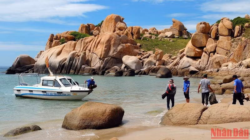 Hòn Cau, Bình Thuận. Ảnh: NGỌC LÂN)