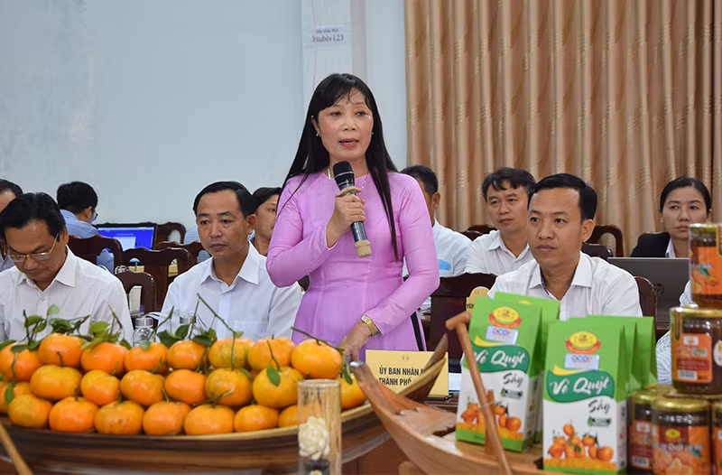 Phó Chủ tịch Ủy ban nhân dân thành phố Sa Đéc Võ Thị Bình thông tin lễ hội Hoa Xuân Sa Đéc.