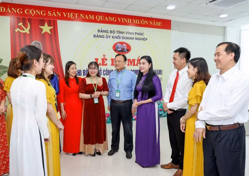 Lãnh đạo Tỉnh ủy Vĩnh Phúc trao đổi với cán bộ, đảng viên tại lễ ra mắt Chi bộ Công ty TNHH Compal (Việt Nam). Ảnh: vinhphuc.dcs.vn