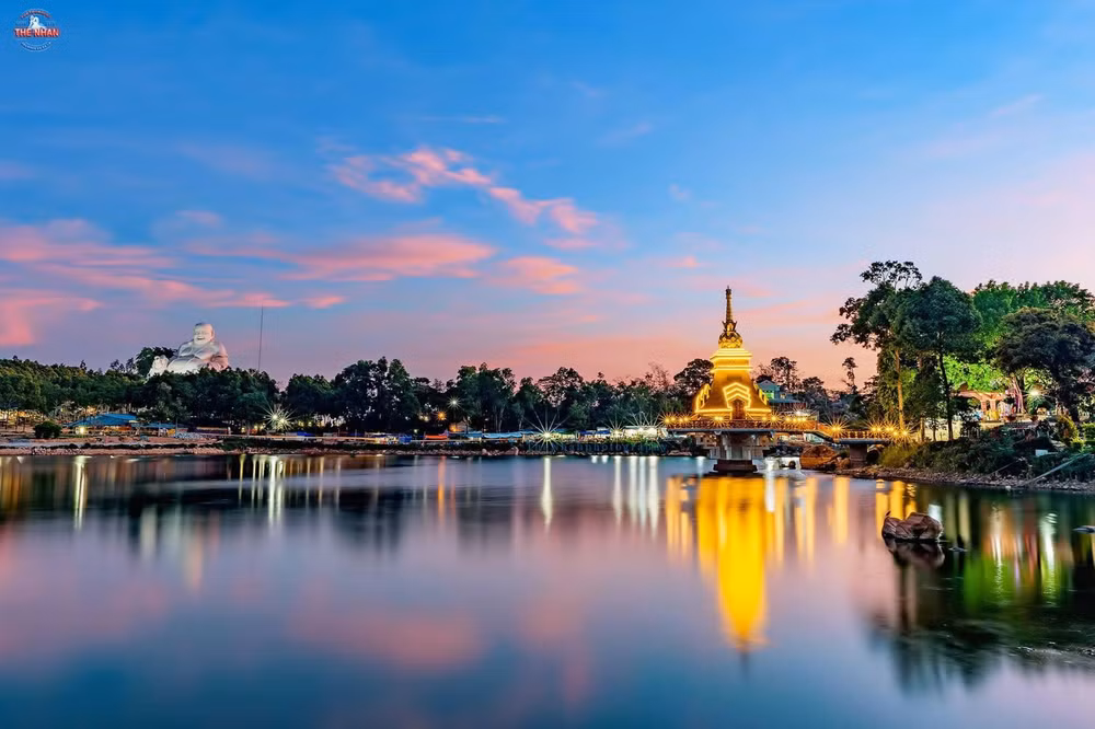 Một thoáng yên ả bên bờ Hồ Thủy Liêm trên đỉnh Núi Cấm.