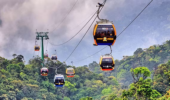 Hệ thống cáp treo từ vận chuyển du khách từ chân núi lên đỉnh Núi Cấm.