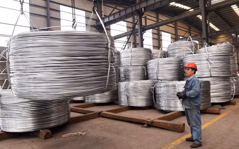 Giá dầu tiếp tục gặp áp lực, kim loại quý khởi sắc