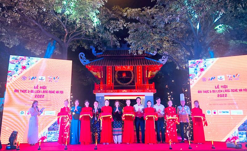 Các đại biểu khai mạc Lễ hội Ẩm thực và Du lịch làng nghề Hà Nội năm 2022 tối 20/5 vừa qua. Đặc sắc tinh hoa ẩm thực và du lịch làng nghề Hà Nội -0