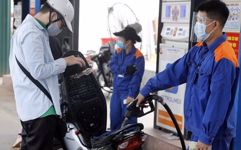 Giá xăng RON 95-III giảm 1.500 đồng/lít