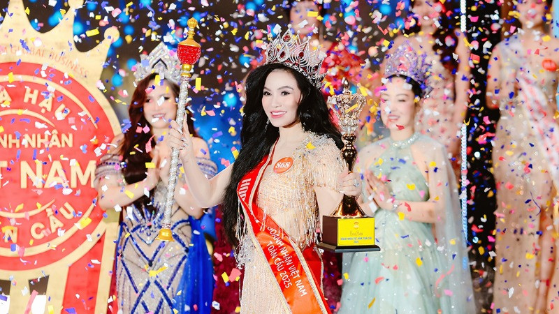 Thí sinh Lương Thị Hương đăng quang Hoa hậu Doanh nhân Việt Nam toàn cầu.