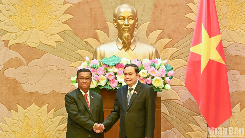 Chủ tịch Quốc hội Trần Thanh Mẫn và Phó Chủ tịch Quốc hội Lào Suvon Luongbunmi. (Ảnh: DUY LINH)