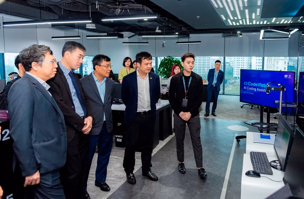 Thứ trưởng Ngoại giao Nguyễn Minh Vũ cùng Đoàn Trưởng cơ quan đại diện Việt Nam ở nước ngoài tham quan FPT. Thứ trưởng Ngoại giao Nguyễn Minh Vũ cùng Đoàn Trưởng cơ quan đại diện Việt Nam ở nước ngoài tham quan FPT.