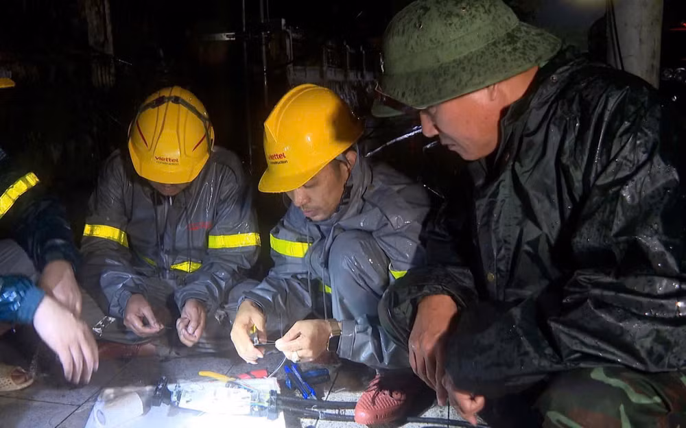 Can bộ nhân viên Viettel huyện Bảo Yên, Lào Cai lắp đặt trạm phát sóng 4G ở Làng Nủ ngay trong đêm 10/9.