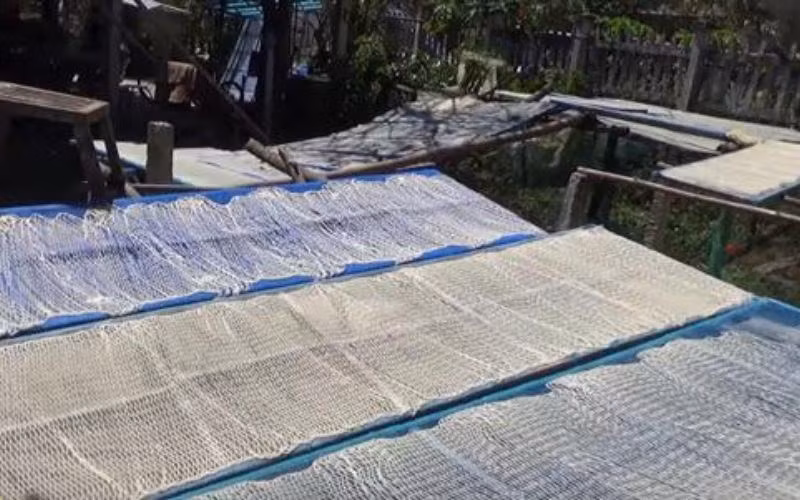 Sợi phở sắn được phơi khô.