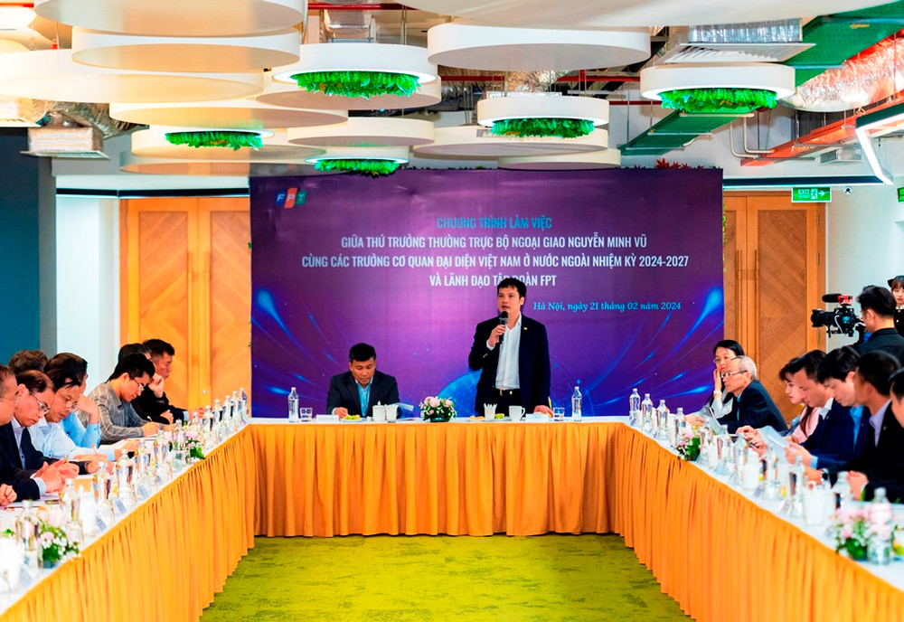 Đoàn Trưởng cơ quan đại diện Việt Nam ở nước ngoài nhiệm kỳ 2024-2027 thăm và làm việc tại Tập đoàn FPT.