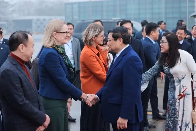 Lễ tiễn Thủ tướng Phạm Minh Chính và Phu nhân tại Sân bay quốc tế Nội Bài, Hà Nội. (Ảnh: Dương Giang/TTXVN)