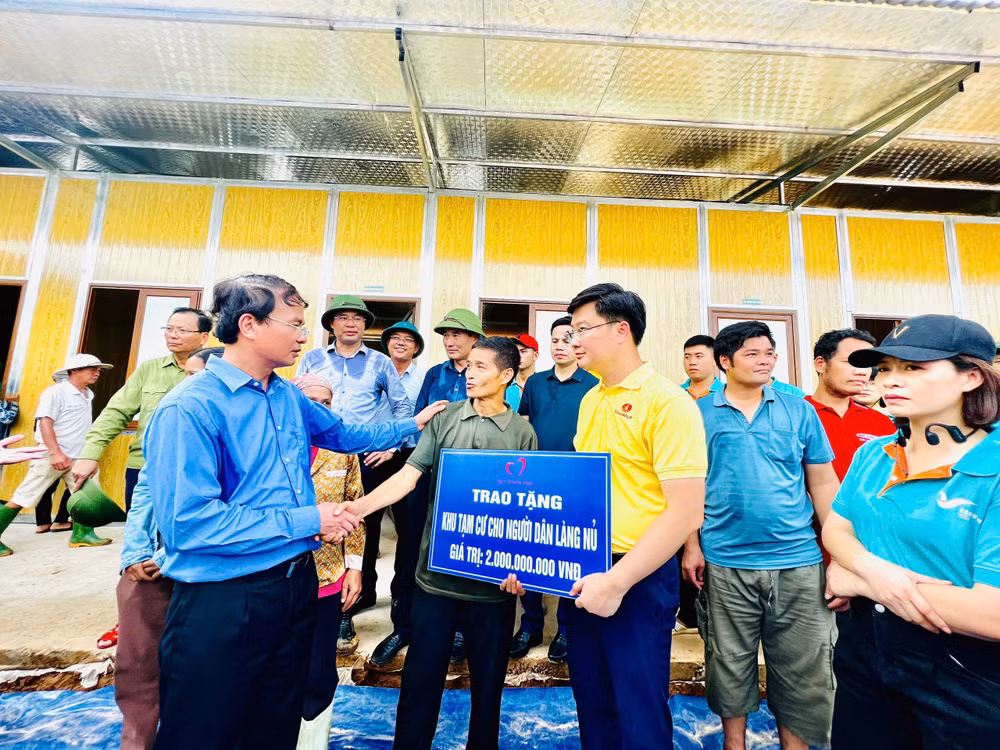 Bàn giao khu nhà tạm cư cho bà con Làng Nủ.