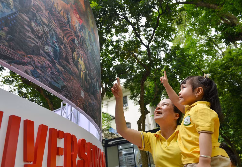 Cô và trò trường Mầm non Tháng Tám tham quan Triển lãm tương tác tranh panorama kỷ niệm 70 năm Chiến thắng Điện Biên Phủ tại trụ sở Báo Nhân Dân.