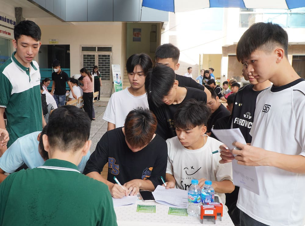 Sinh viên, học sinh nhập học tại Trường cao đẳng Cơ điện Hà Nội năm học 2024-2025 (Ảnh minh họa)