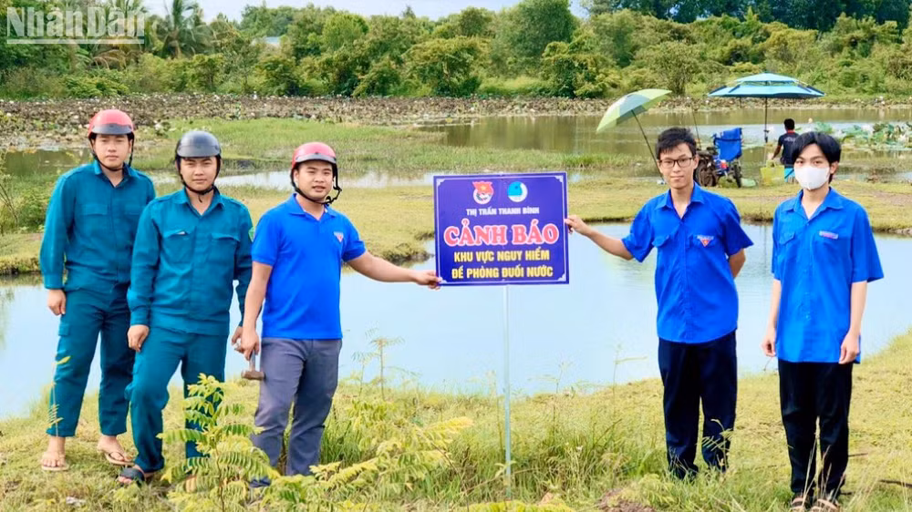 Bình Phước cắm nhiều bảng cảnh báo ở khu vực hồ nước sâu.