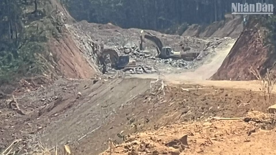 Mưa lớn kéo dài nguy cơ sạt lở cao, người dân cần đề phòng.