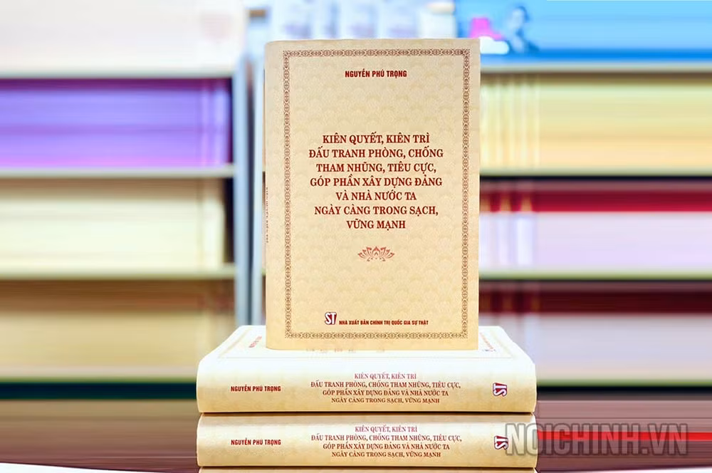 Cuốn sách “Kiên quyết, kiên trì đấu tranh phòng, chống tham nhũng, tiêu cực, góp phần xây dựng Đảng và Nhà nước ta ngày càng trong sạch, vững mạnh” của đồng chí Tổng Bí thư Nguyễn Phú Trọng. (Ảnh: noichinh.vn)