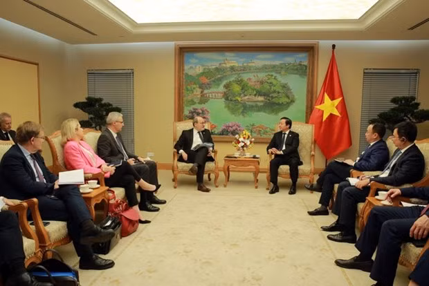 Phó Thủ tướng Trần Hồng Hà trao đổi với ông Remy Rioux - Tổng Giám đốc Cơ quan Phát triển Pháp về những vấn đề đặt ra trong quá trình chuyển dịch năng lượng ở Việt Nam (Ảnh: VGP)