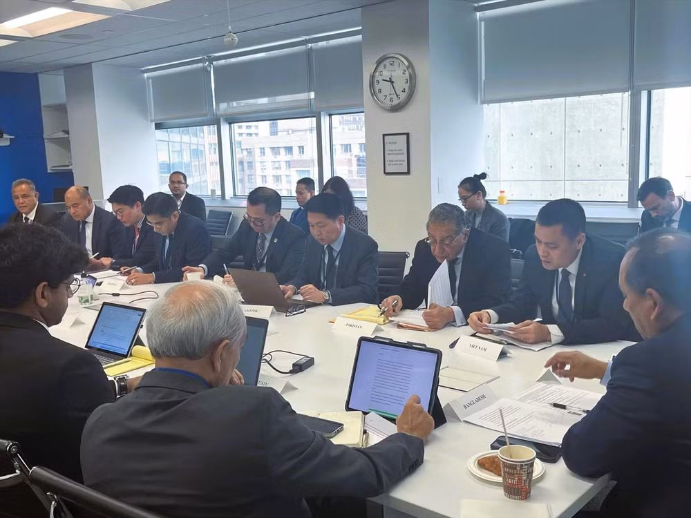 Đại sứ Đặng Hoàng Giang, Trưởng Phái đoàn Đại diện thường trực Việt Nam tại LHQ (ngoài cùng bên phải) tham dự Phiên Đối thoại. (Ảnh: TTXVN)