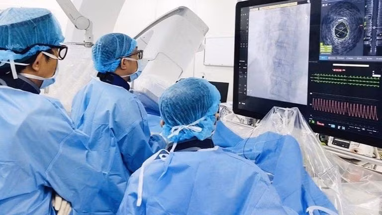 Trong ba năm qua, dưới sự chỉ đạo của Ðảng, Nhà nước, sự hỗ trợ, hợp tác kịp thời của các bộ, ngành, địa phương, ngành y tế đã khống chế thành công đại dịch Covid-19.