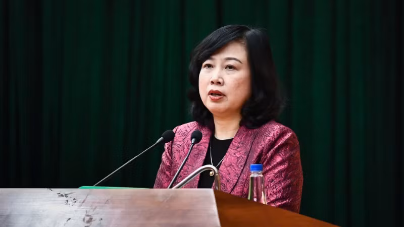 Bộ trưởng Y tế Đào Hồng Lan chia sẻ thông tin với các phóng viên.