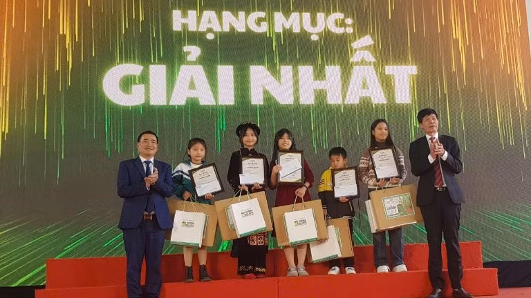 Ban tổ chức trao giải Nhất cho 7 tác giả.