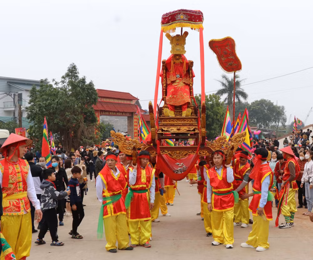 Đoàn rước kiệu từ đền Kinh Dương Vương ra Lăng Kinh Dương Vương.