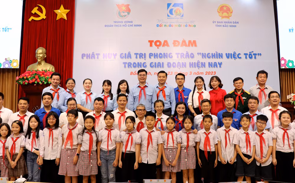 Học sinh, đại biểu tham dự tọa đàm chụp ảnh lưu niệm 