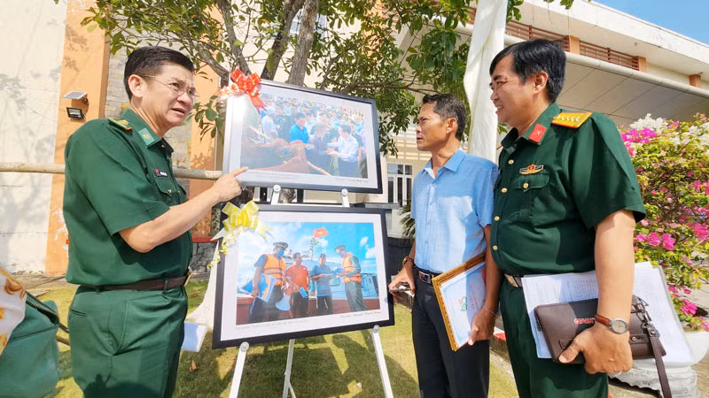 Các đại biểu xem triển lãm ảnh “Bộ đội Biên phòng Kiên Giang với chủ quyền biên giới, biển đảo”.