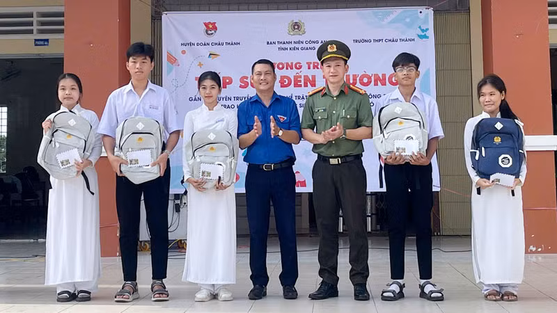 Đại diện Ban Thanh niên Công an tỉnh Kiên Giang và Huyện đoàn Châu Thành trao học bổng cho học sinh có hoàn cảnh khó khăn. 
