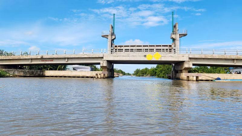 Cầu kết hợp cống thủy lợi ngăn mặn trên địa bàn huyện An Minh, tỉnh Kiên Giang. 