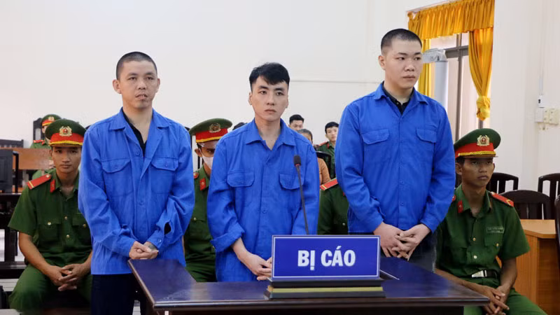 Bị cáo Nguyễn Triều Giang (giữa), Nguyễn Tiến Thành (bìa phải) và Trình Vũ Tuấn tại phiên tòa. 