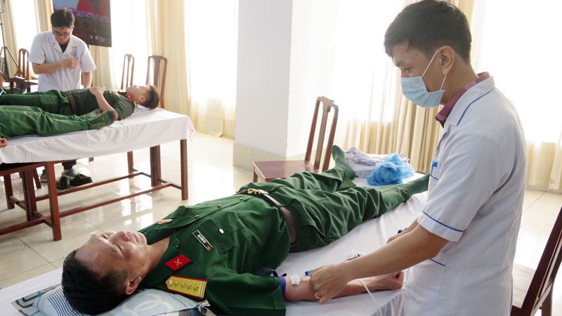 Cán bộ, chiến sĩ thuộc Bộ Chỉ huy quân sự tỉnh Kiên Giang tham gia hiến máu tình nguyện. 