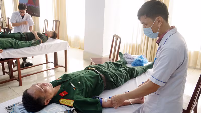 Cán bộ, chiến sĩ thuộc Bộ Chỉ huy quân sự tỉnh Kiên Giang tham gia hiến máu tình nguyện. 