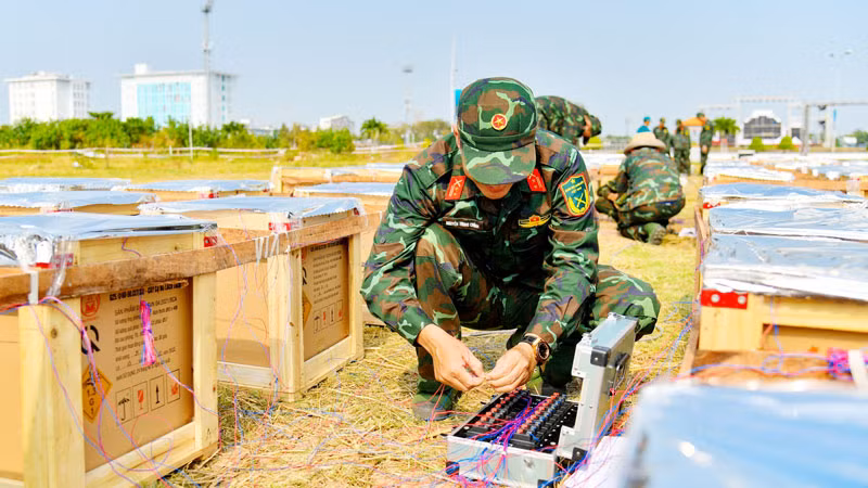 Từng thùng pháo được liên kết chặt chẽ với nhau để bảo đảm an toàn.