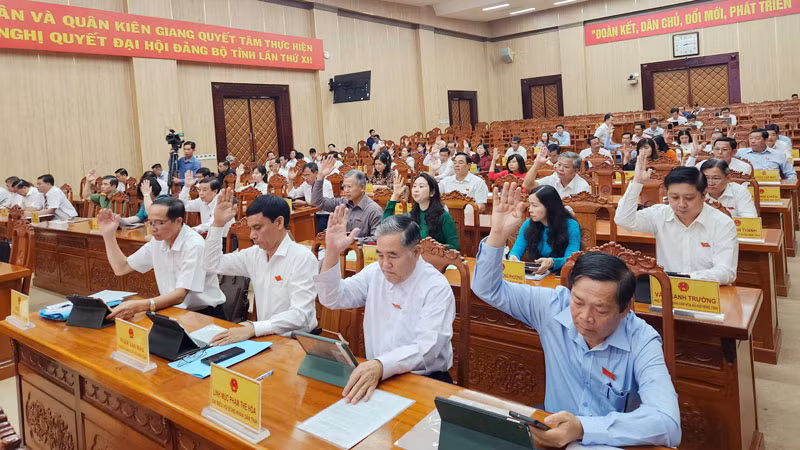 Đại biểu Hội đồng nhân dân tỉnh Kiên Giang biểu quyết thông qua nghị quyết.