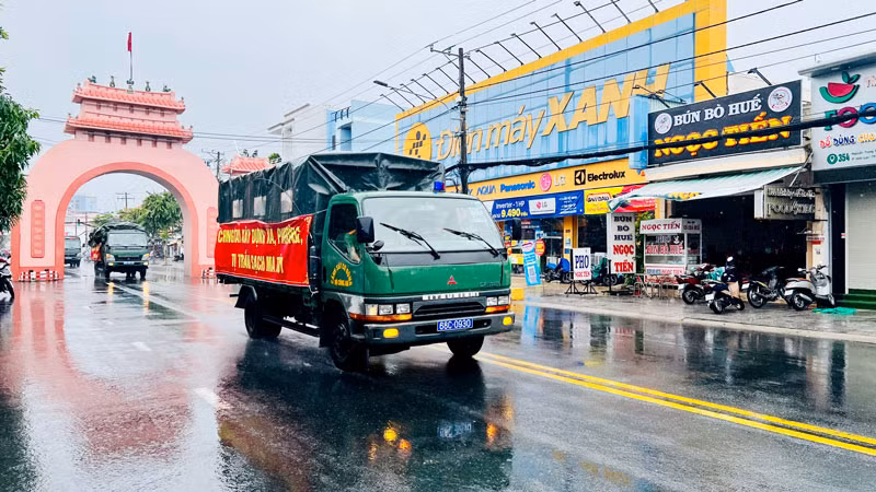 Đoàn xe tham gia diễu hành hưởng ứng Ngày toàn dân phòng, chống ma túy.