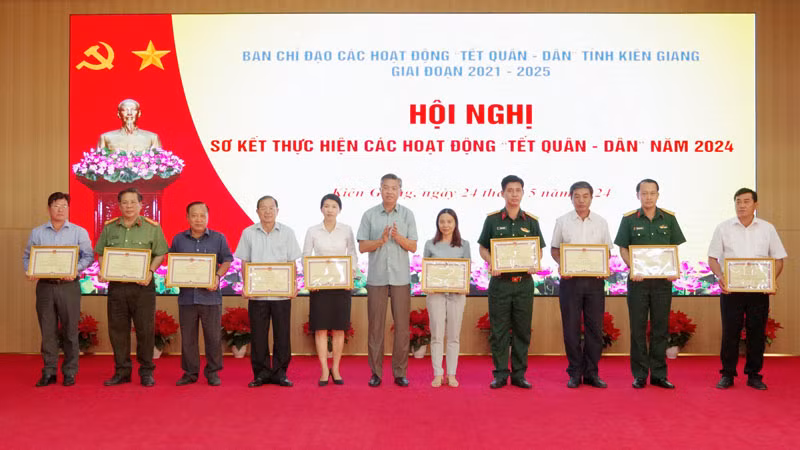 Lãnh đạo Ủy ban nhân dân tỉnh Kiên Giang tặng Bằng khen cho các tập thể, cá nhân có thành tích xuất sắc trong tổ chức thực hiện các hoạt Tết quân-dân năm 2024.