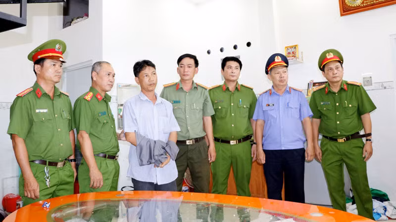 Cảnh sát điều tra Công an tỉnh Kiên Giang thực hiện lệnh bắt tạm giam đối với Dương Hồng Hiếu. (Ảnh: Công an cung cấp)