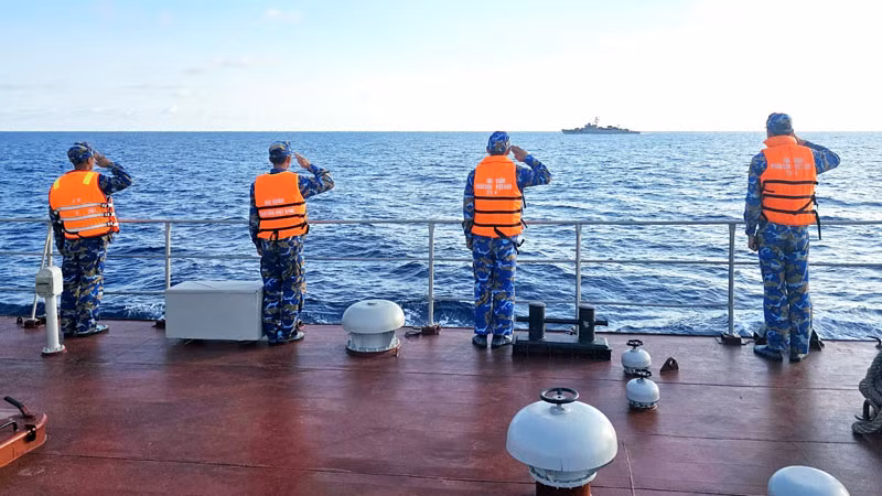 Cán bộ, chiến sĩ tàu 264 chào tạm biệt Biên đội tàu Hải quân Hoàng gia Thái Lan sau khi kết thúc tuần tra chung.