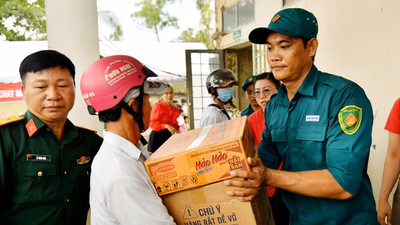 Hỗ trợ tặng quà cho người dân nghèo tại địa bàn thực hiện các hoạt động Tết quân-dân năm 2024.