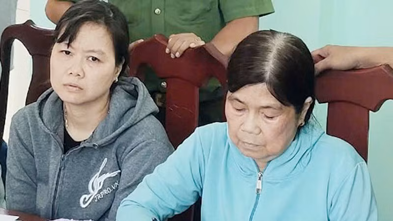 Đối tượng Trần Thị Hồng Duyên (bên trái) và Bùi Thị Ánh Ngọc tại cơ quan công an.