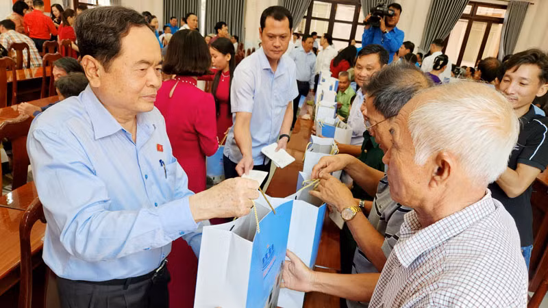 Đồng chí Trần Thanh Mẫn tặng quà gia đình chính sách huyện Giồng Riềng.