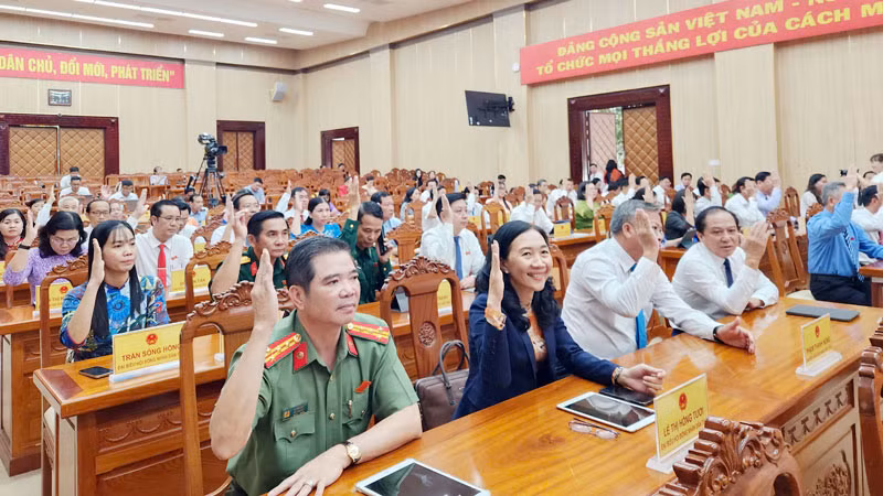 Đại biểu biểu quyết thông qua các nghị quyết của Hội đồng nhân dân tỉnh Kiên Giang.