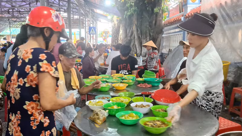 Người dân khắp nơi về làm thiện nguyện ở Lễ giỗ cụ Nguyễn.