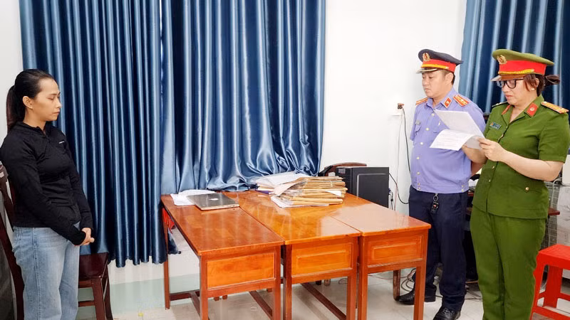 Cơ quan điều tra tống đạt quyết định khởi tố bị can đối với Nguyễn Thị Thu Trang.