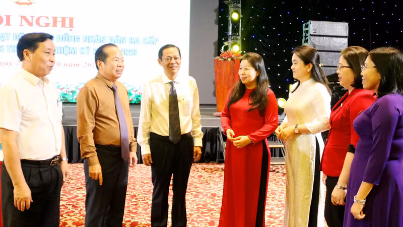 Đại biểu trao đổi bên lề hội nghị.