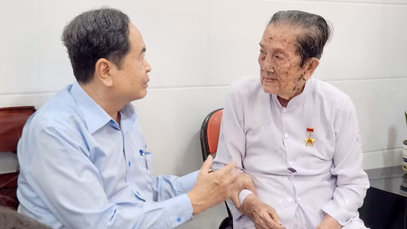 Phó Chủ tịch Thường trực Quốc hội Trần Thanh Mẫn tặng quà Mẹ Việt Nam Anh hùng Phùng Thị Khéo (92 tuổi), ngụ thị trấn Minh Lương, huyện Châu Thành.