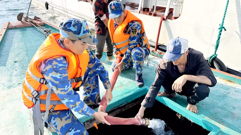 Cán bộ, chiến sĩ Bộ Tư lệnh Vùng 5 Hải quân bơm nước vào khoang tàu cá để bà con vận chuyển lên đảo. 