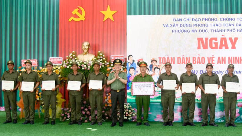 Thứ trưởng Công an Lê Quốc Hùng tặng kỷ niệm chương Bảo vệ an ninh Tổ quốc cho 16 cá nhân có nhiều đóng góp trong sự nghiệp Bảo vệ an ninh Tổ quốc.